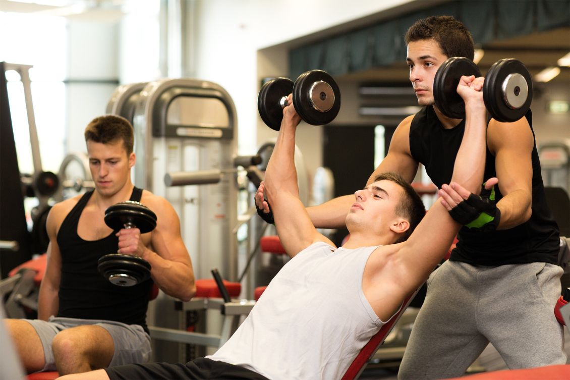 allenatore durante lezione di pesi bodybuilding nella palestra Wellness di Teramo